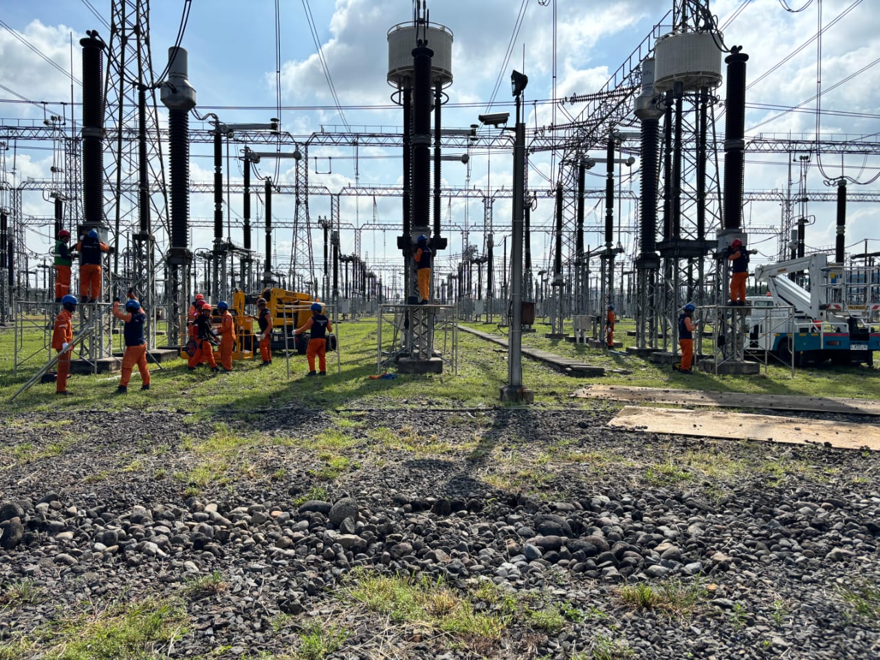 Petugas PLN rutin cek kesiapan peralatan transmisi untuk suplai listrik ke pelanggan. Foto/Humas PLN