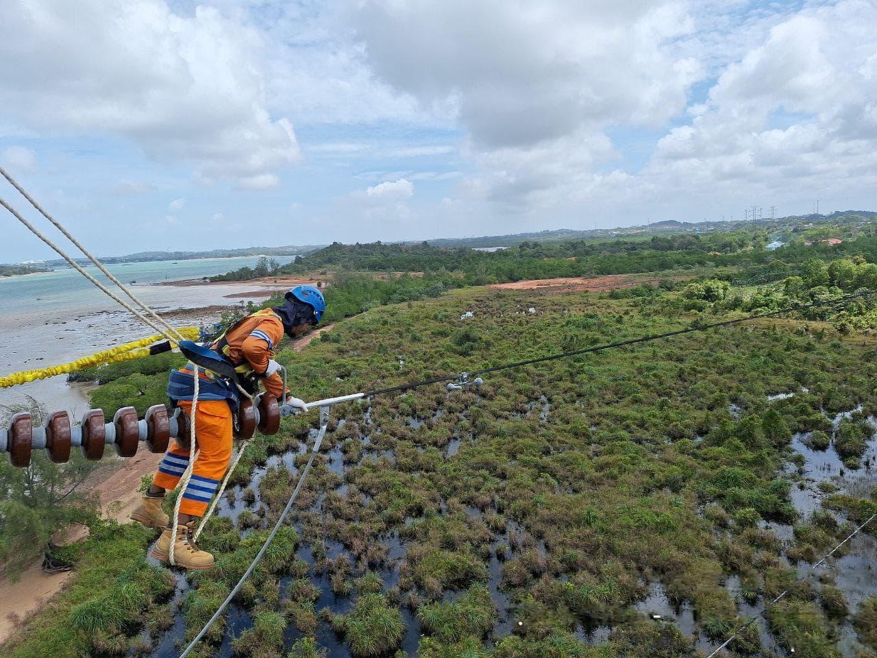 Ilustrasi pemeliharaan jaringan transmisi Saluran Udara Tegangan Tinggi (SUTT) 150 kiloVolt (KV) untuk memastikan pasokan listrik tetap andal. Foto/Humas PLN