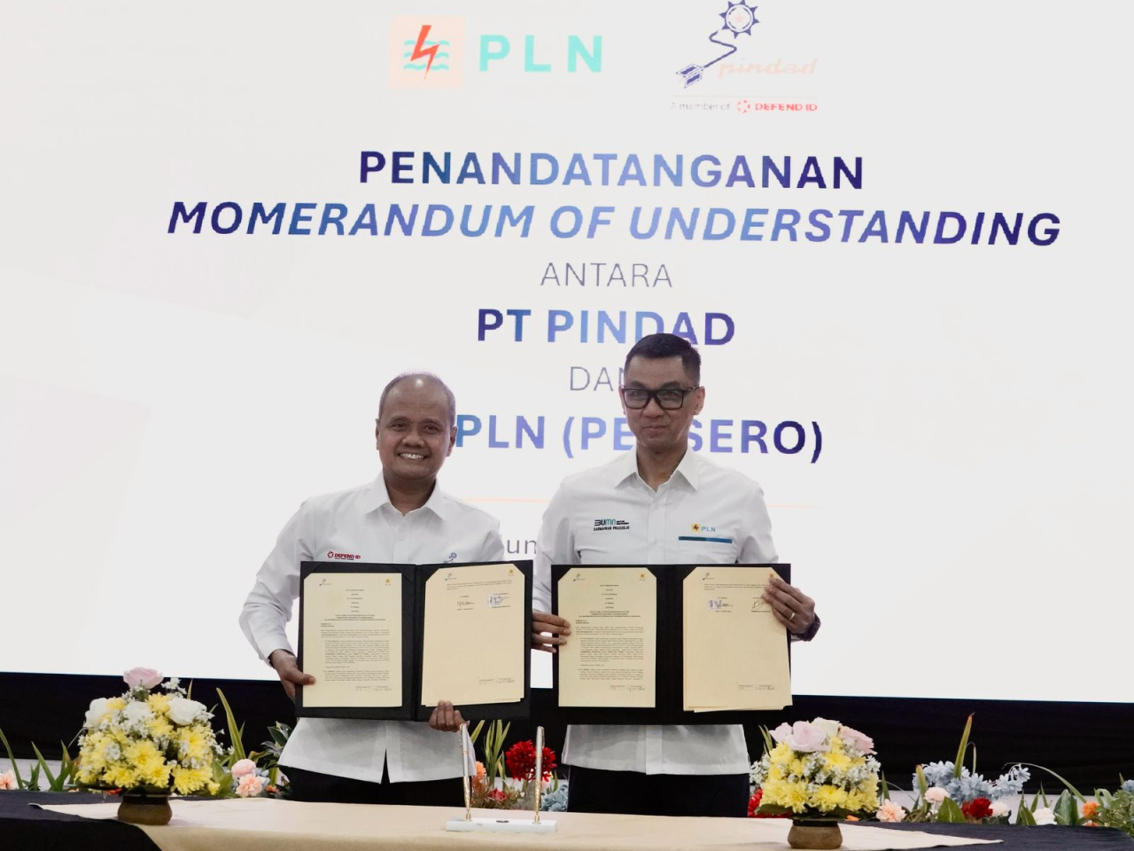 Dirut PLN, Darmawan Prasodjo (kanan) menandatangani MoU dengan PT Pindad, Sigit P. Santosa (kiri) dalam rangka memperkuat sinergi inovasi dan kolaborasi strategis nasional pada Senin, (10/3/2025) di Graha Pindad, Bandung, Jawa Barat. Foto/Humas PLN