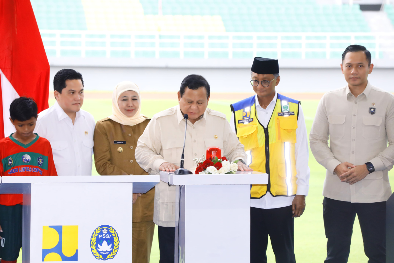 Presiden Prabowo, didampingi Gubernur Jatim Khofifah Indar Parawansa (kiri) saat penekanan tombol sirine dan penandatanganan prasasti di Stadion Gelora Delta Sidoarjo, Senin (17/3/2025). Humas Pemprov