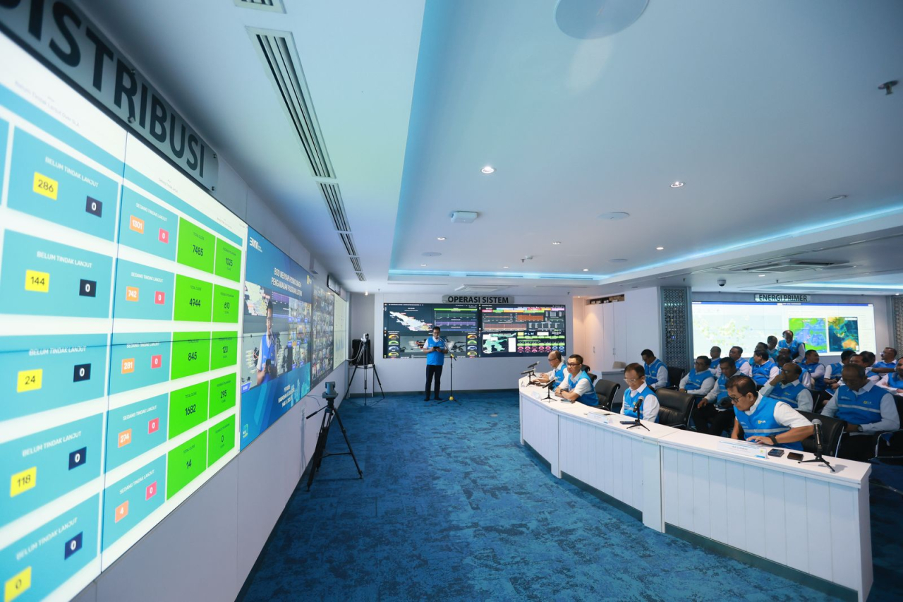 Suasana pemantauan kondisi kelistrikan _realtime_ oleh Direktur Utama PLN, Darmawan Prasodjo dan jajaran Direksi PLN secara digital dalam rangka menyambut Hari Raya Idulfitri 1446 H. Foto/Humas PLN