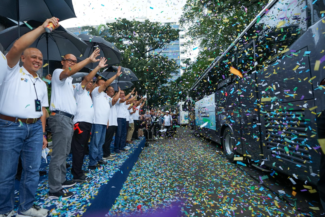 Jajaran Komisaris dan Direksi PLN saat melepas rombongan peserta Mudik Aman Sampai Tujuan 2025 di Kantor Pusat PLN, Jakarta (27/3/2025). Foto/Humas PLN