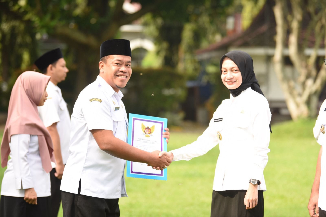 Wali Kota Kediri Mbak Vinanda saat memberikan SK Kenaikan pangkat ASN di Pemkot Kediri