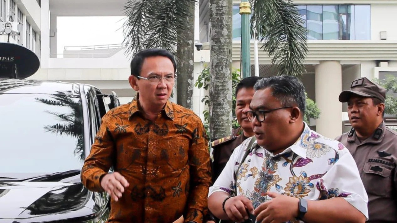 Basuki Tjahaja Purnama alias Ahok, saat mendatangi Kejaksaan Agung sebagai saksi kasus korupsi tata kelola minyak mentah.