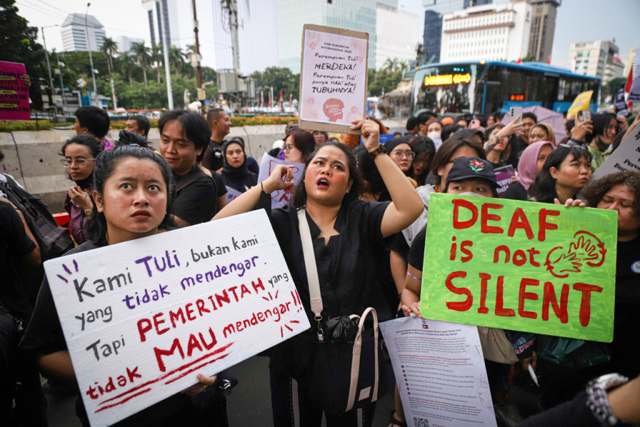 Aktivis dari sejumlah komunitas melakukan unjuk rasa di depan Patung Kuda Monumen Nasional, Jakarta, Sabtu (8/3/2025). Aksi tersebut digelar dalam rangka memperingati Hari Perempuan Internasional