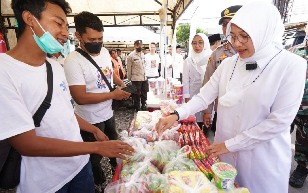 Bupati Banyuwangi Ipuk Fiestiandani saat meninjau operasi pasar murah selama bulan Ramadhan hingga menjelang Hari Raya Idul Fitri 1446 Hijriah. SP/ BYW