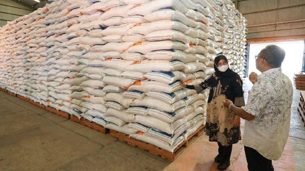 Bupati Ipuk saat mengecek stok beras di gudang Bulog Ketapang Banyuwangi, Jawa Timur. SP/ BYW