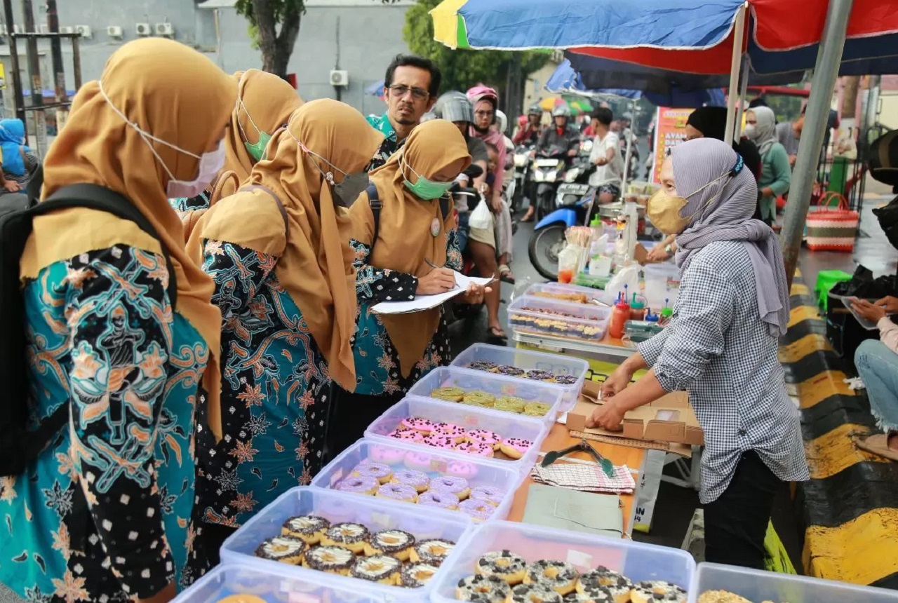 Tim dari Dinkes-PPKB Kota Madiun melakukan pengawasan sekaligus pemeriksaan makanan dan minuman takjil yang dijual pedagang di Jalan Taman Praja. SP/ MDN