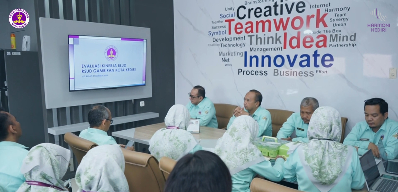 Direktur RSUD Gambiran Kota Kediri Dr Aditiya Bagus Djatmiko M.Kes Bersama tim RSUD Gambiran Kota Kediri