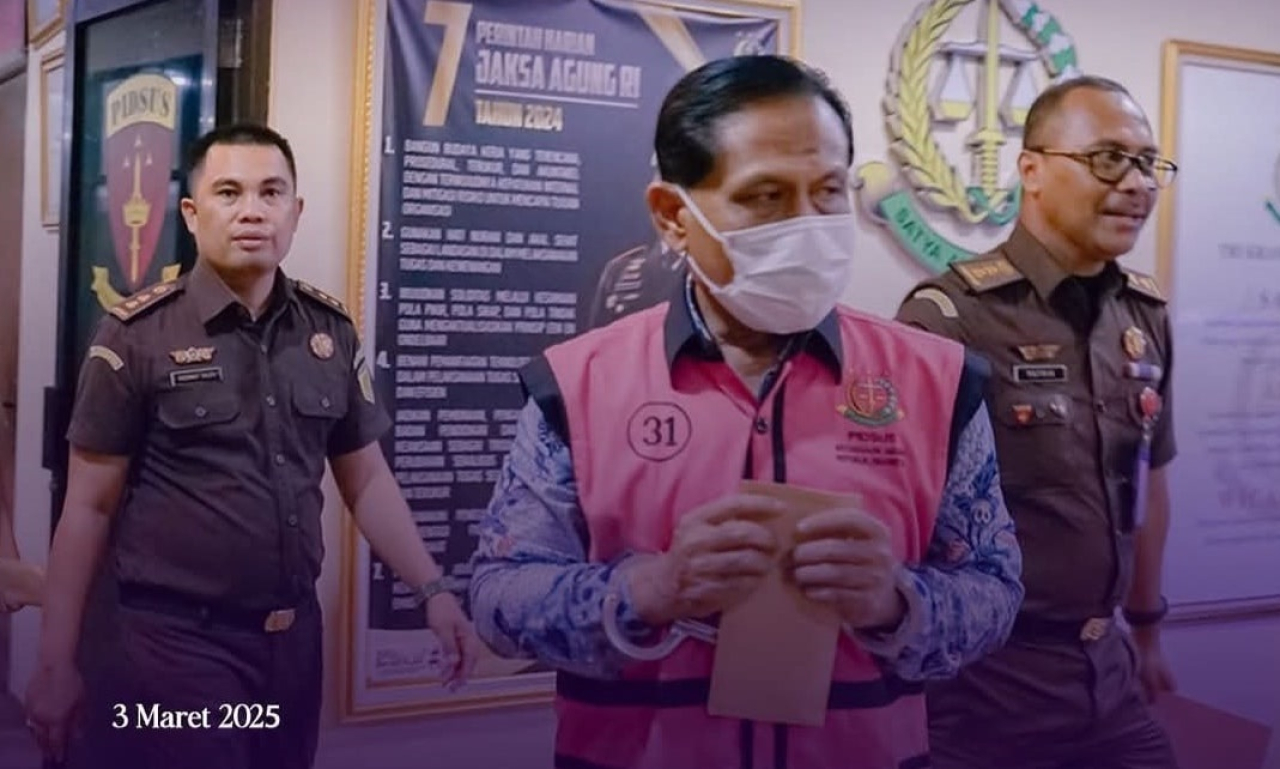 Eks KPN Surabaya, Rudi Suparmono, saat dilimpahkan dari penyidik Kejagung ke jaksa penuntut umum Kejari Jakarta Pusat, Senin (3/3/2025).