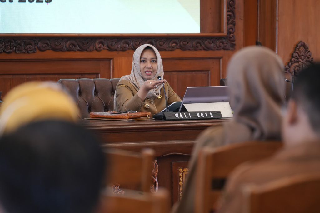 Walikota Ning ita saat comeback memimpin rapat staf di kantor Pemkot Mojokerto
