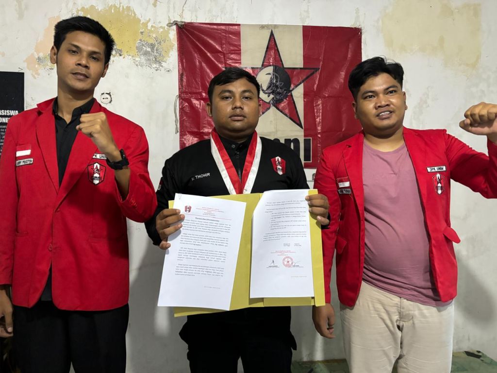 Ketua DPC GMNI Mojokerto Raya, Agung Ludiansyah (tengah).