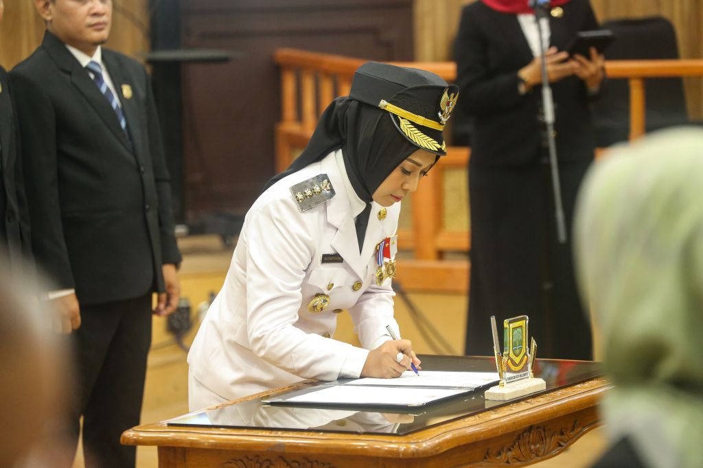 Wali Kota Mojokerto Ning Ita saat menandatangani berita acara sertijab