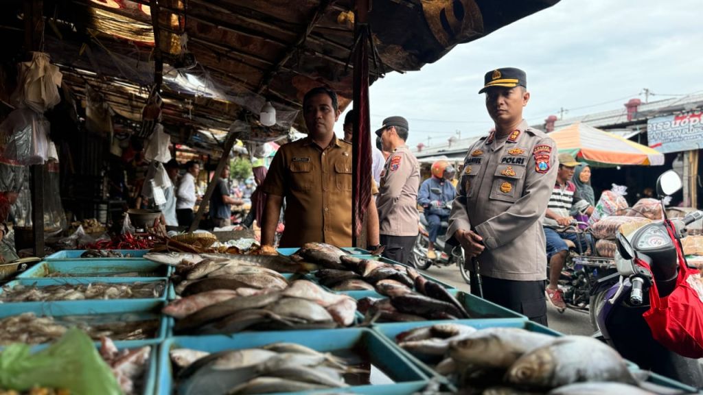 Tim satgas pangan Kota Mojokerto dip8mpin Kapolresta Mojokerto saat sidak pasar Tanjunganyar