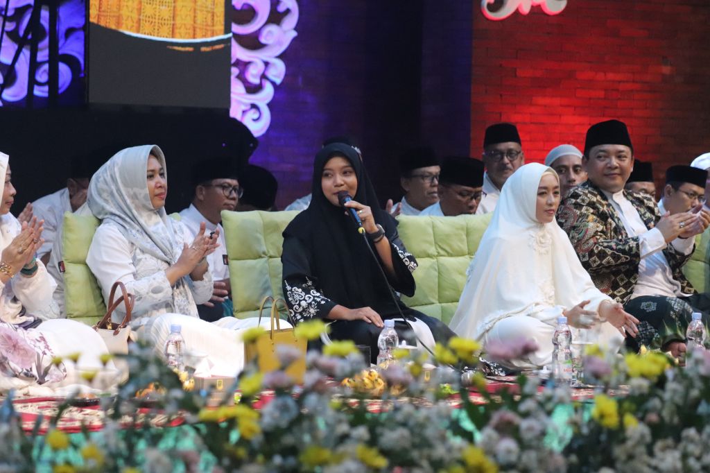 Walikota Ning Ita dan wakilnya Cak Sandi saat mengikuti Nuzulul Quran di Alun-alun Kota Mojokerto