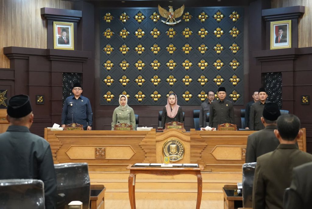 Wali Kota dan Wakil Wali Kota Mojokerto bersama pimpinan DPRD Kota Mojokerto saat Rapat Paripurna Pengambilan Keputusasn LKPJ Kepala Daerah Kota Mojokerto TA 2024