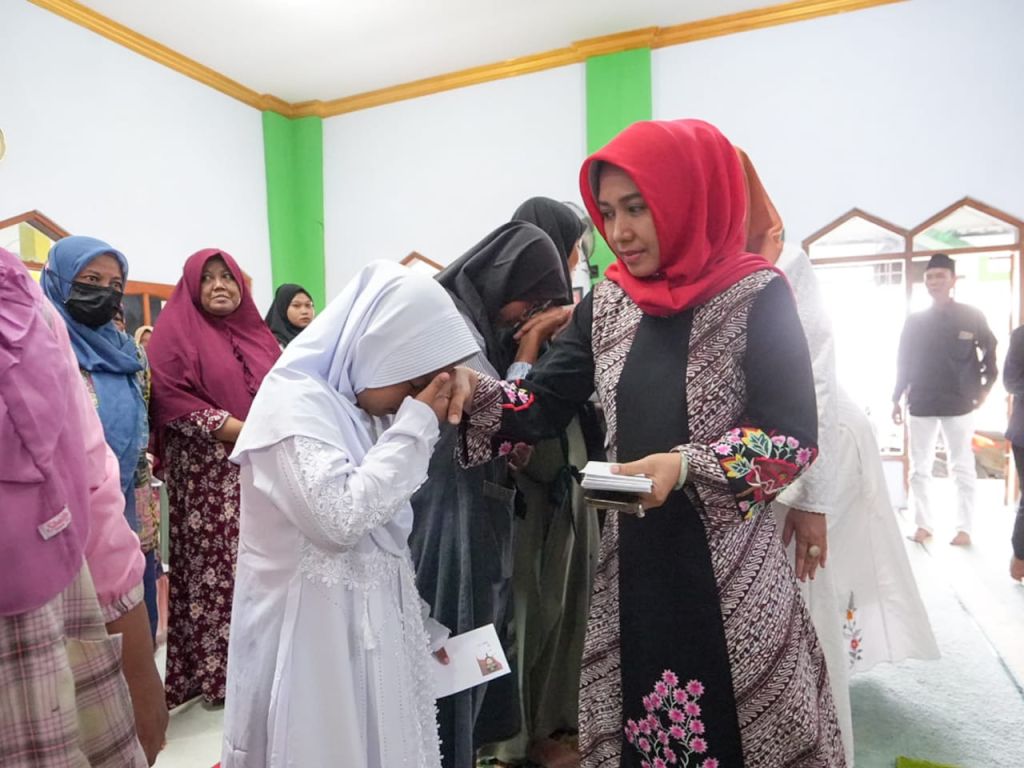 Wakikota Ning Ita saat memberikan santunan kepada anak yatim