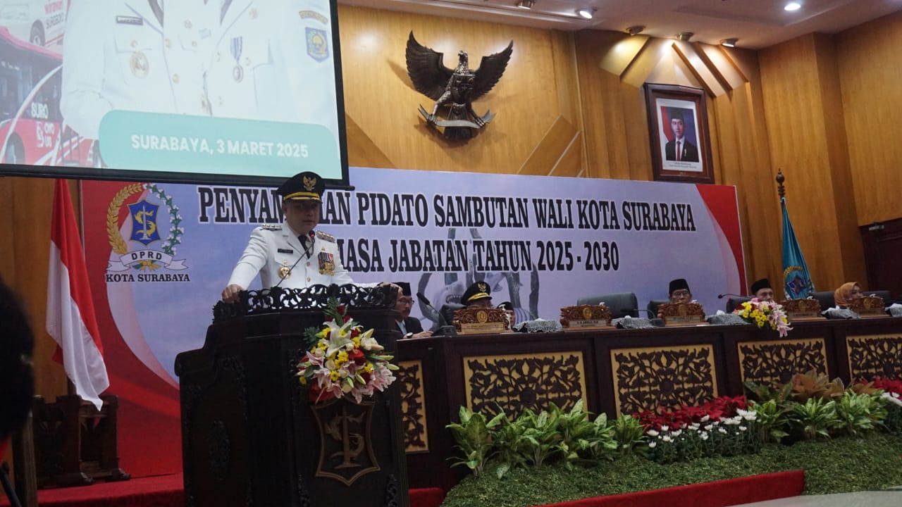 Rapat paripurna penyampaian visi-misi Wali Kota dan Wakil Wali Kota Surabaya di gedung paripurna DPRD Kota Surabaya.