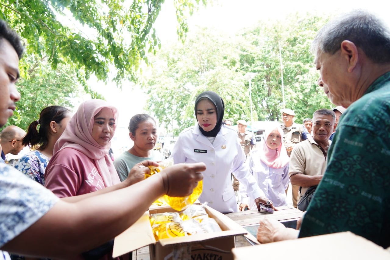Wakil Bupati Sidoarjo, Hj. Mimik Idayana, melakukan inspeksi mendadak (sidak) di Pasar Porong pada Rabu (05/03/2025). SP/ HIKMAH
