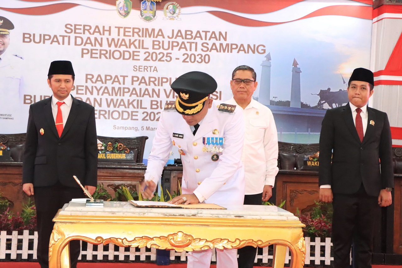 Serah Terima Jabatan (Sertijab) dari purna Penjabat Bupati Rudy Arifiyanto ke Bupati H Slamet Junaidi yang didampingi Wakilnya KH Ahmad Mahfudz. SP/ GAN
