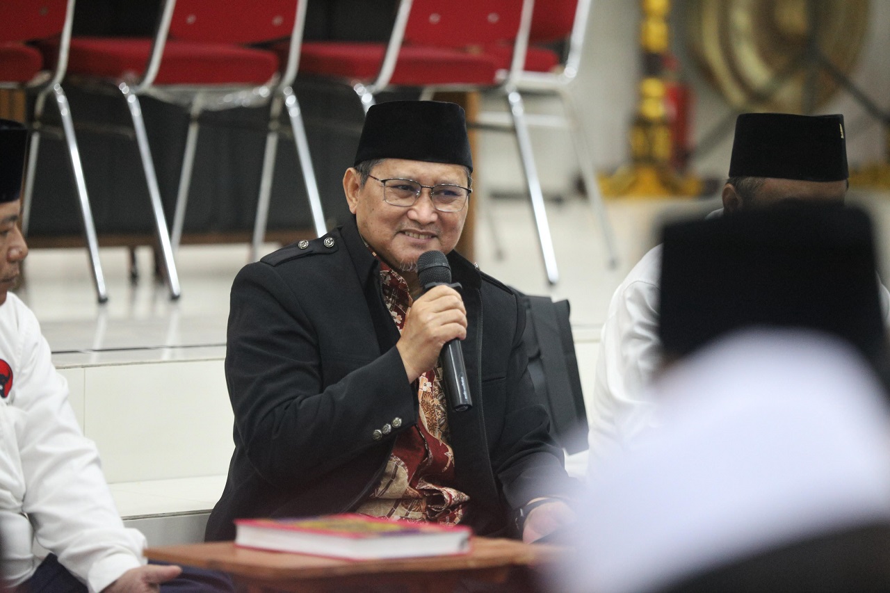 Ketua Majelis Tarjih dan Tajdid Pimpinan Wilayah Muhammadiyah (PWM) Jawa Timur Dr H Achmad Zuhdi Dh MFilI mengisi tausiyah dalam pengajian rutin yang digelar Bamusi (Baitul Muslimin Indonesia) PDI Perjuangan Jatim, Minggu (09/03/2025).