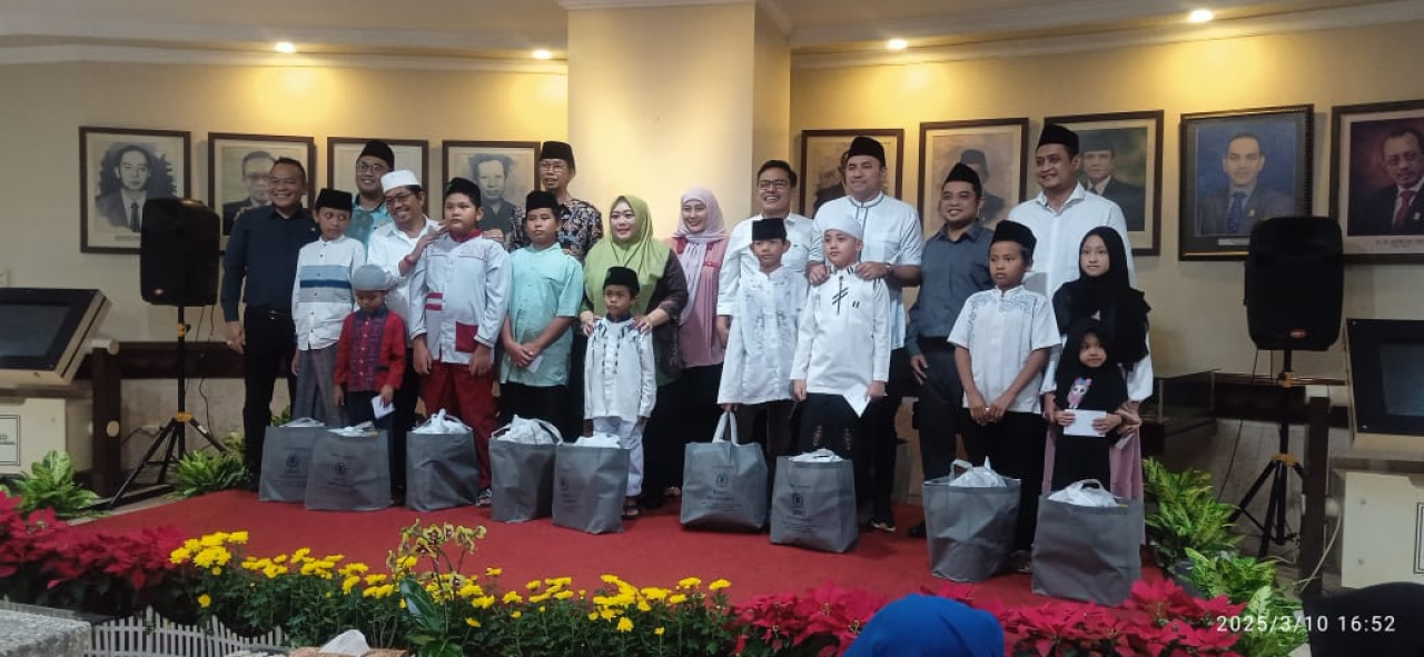 Pimpinan dan Anggota DPRD Kota Surabaya saat memberikan santunan secara simbolis ke 99 anak yatim di Gedung DPRD Surabaya Jl. Yos Sudarso, Senin (10/3).