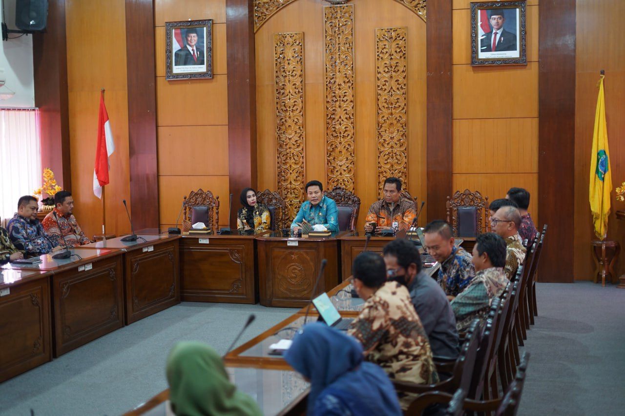 Bupati Subandi didampingi oleh Wakil Bupati Sidoarjo, Hj. Mimik Idayana, serta Asisten Tata Pemerintahan dan Kesra, Ainur Rohman dalam rapat koordinasi bersama para pemangku kepentingan serta camat se-Kabupaten Sidoarjo, Selasa (11/03/2025), di ruang Delt