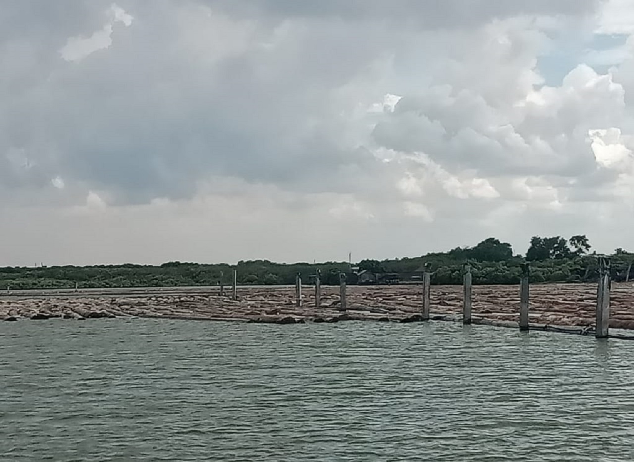 Pagar laut berbentuk melingkar di pesisir pantai Desa Karang Kering, Kecamatan Kebomas, dalamnya berisi ribuan kayu gelondongan. SP/Maidid