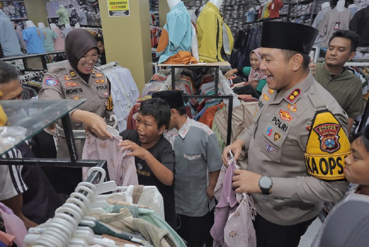 Kapolres Blitar, AKBP Arif Fazlurrahman saat bersama anak yatim piatu Pondok Ahsanul Aitam di Desa Sumberagung, Kecamatan Gandusari, Kabupaten Blitar. SP/ BLT