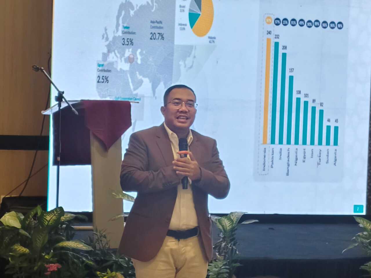 Regional CEO BSI RO VIII Surabaya, Jajang Abdul Karim saat memaparkan kinerja perbankan nasional mengalami pelemahan sejak awal tahun. SP/ NI