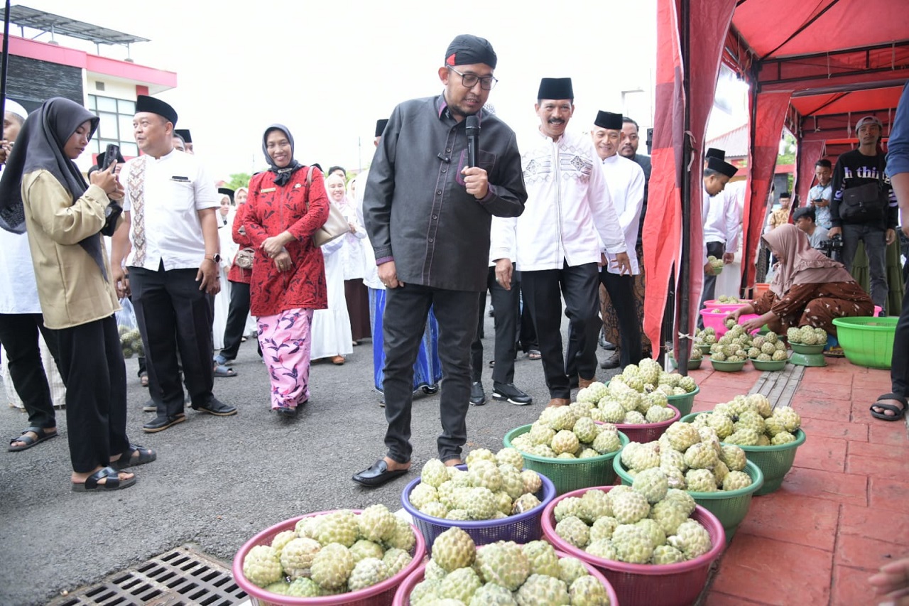 Bupati Achmad Fauzi Wongsojudo dan Wakil Bupati KH. Imam Hasyim saat menghadiri dan membuka Festival Buah Srikaya Tahun 2025 di Sumenep. SP/ AR
