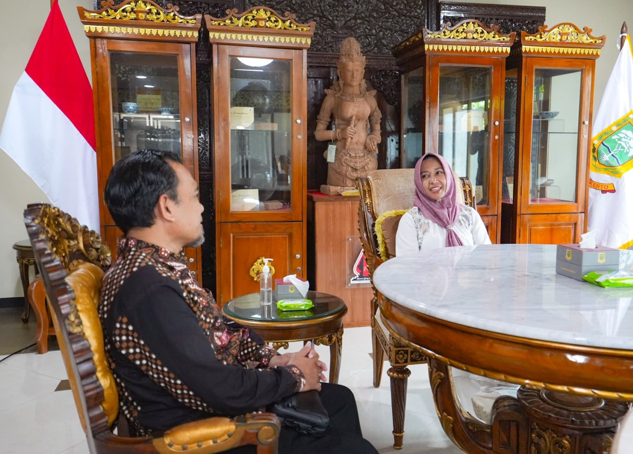 Walikota Mojokerto Ning Ita saat menemui Kepsek SMPN 5 Kota Mojokerto yang akan bertugas di KBRI Riyadh. SP/ Dwi