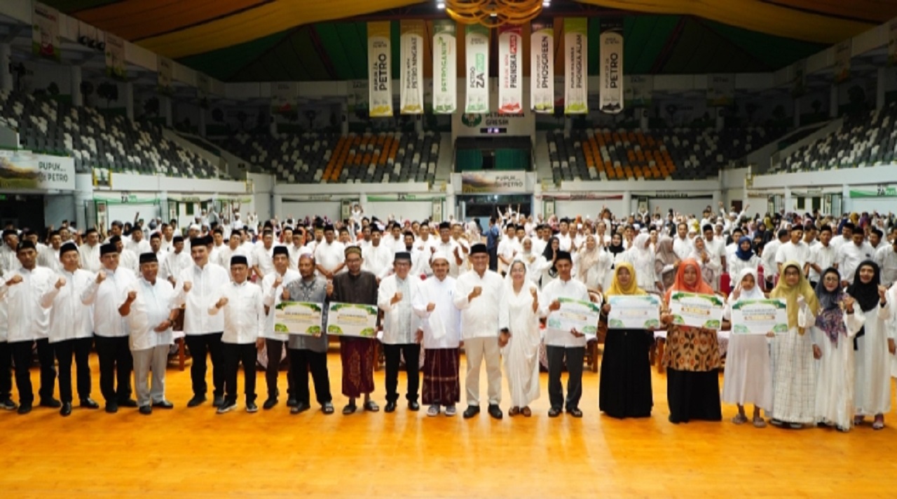 Petrokimia Gresik bersama Pupuk Indonesia usai penyerahan bantuan untuk masyarakat sekitar perusahaan dalam rangka Safari Ramadan 1446H Petrokimia Gresik bersama Pupuk Indonesia di Gresik. SP/Maidid
