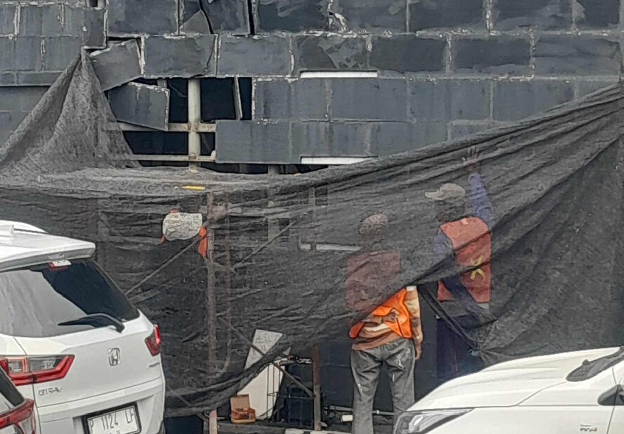 Perbaikan Tugu Selamat Datang di perbatasan Gresik-Surabaya oleh Dinas Lingkungan Hidup Gresik, Senin (17/03)/2025. SP/Maidid