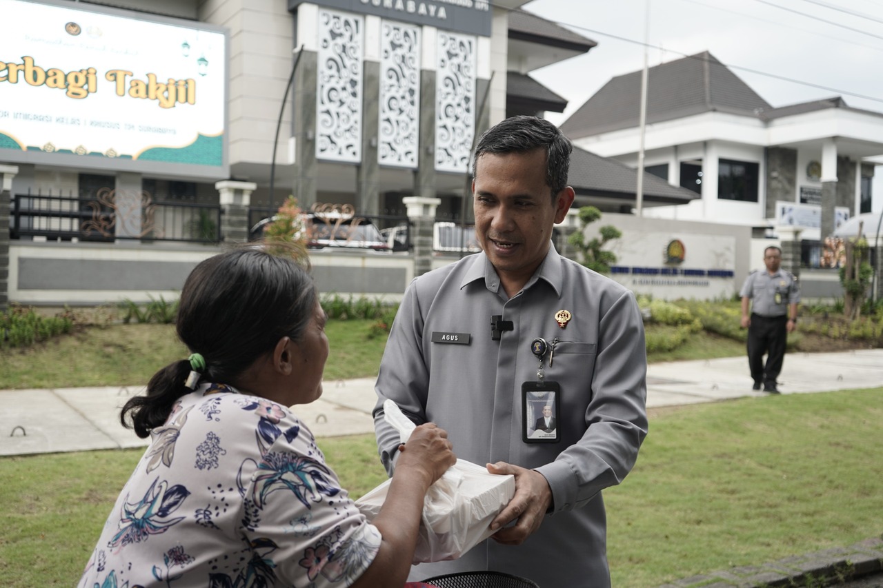 Kepala Kantor Imigrasi (Kakanim) Surabaya, Agus Winarto, turun langsung membagikan takjil bersama jajaran pejabat pejabat administrator dan pejabat pengawas. SP/ NI
