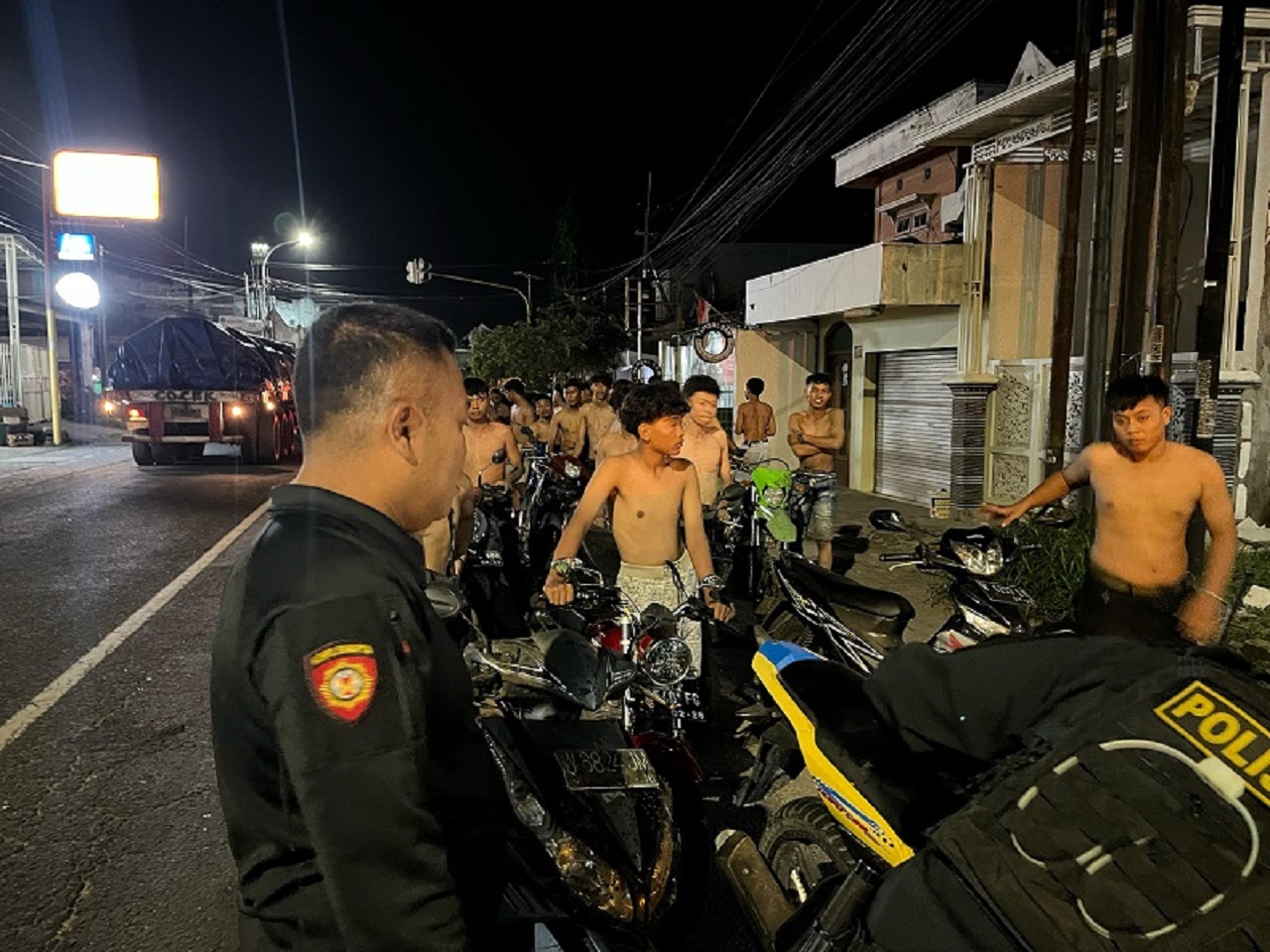 Tim Kalamunyeng Polres Gresik berhasil mengamankan puluhan remaja yang berniat menggelar balap liar di jalanan raya Desa Betoyo, Kecamatan Manyar, Gresik pada Rabu dini hari (19/3). SP/ GRS