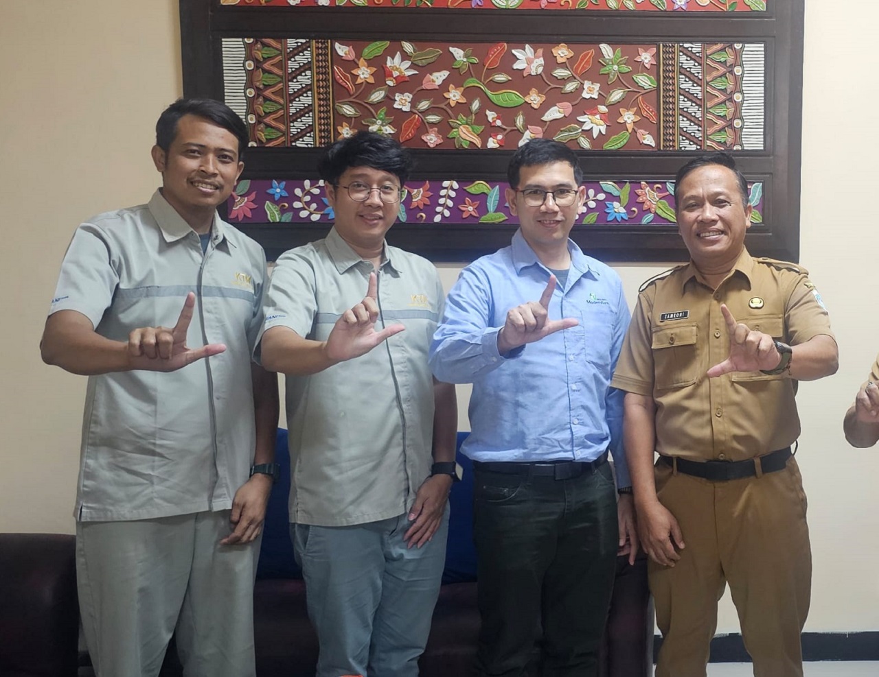 Mohammad Zamroni Kadis Tenaga Kerja Lamongan saat berpose bersama HRD dan jajaran PT KTM Ngimbang usai sosialisasi soal THR. SP/ MUHAJIRIN 