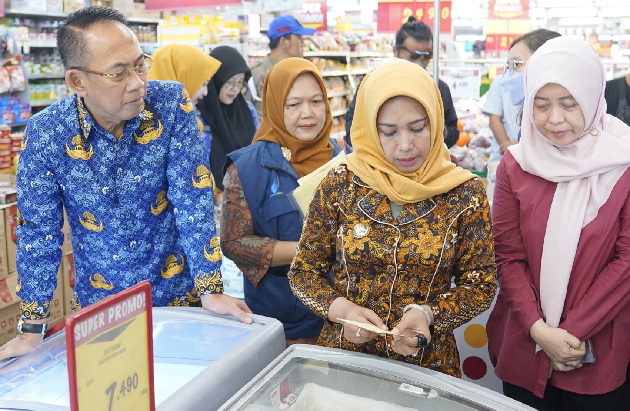 Walikota Mojokerto Ika Puspitasari dan Sekda Kota Mojokerto Gaguk Tri Prasetyo saat sidak mamin jelang lebaran. SP/ DWI