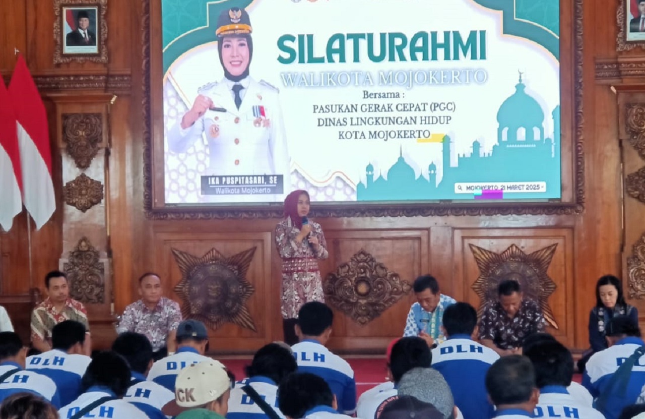 Walikota Mojokerto Ning ita dan Kepala DLH Kota Mojokerto Amin Wachid saat menyerahkan doorprize dua sepeda gunung. SP/ DWI