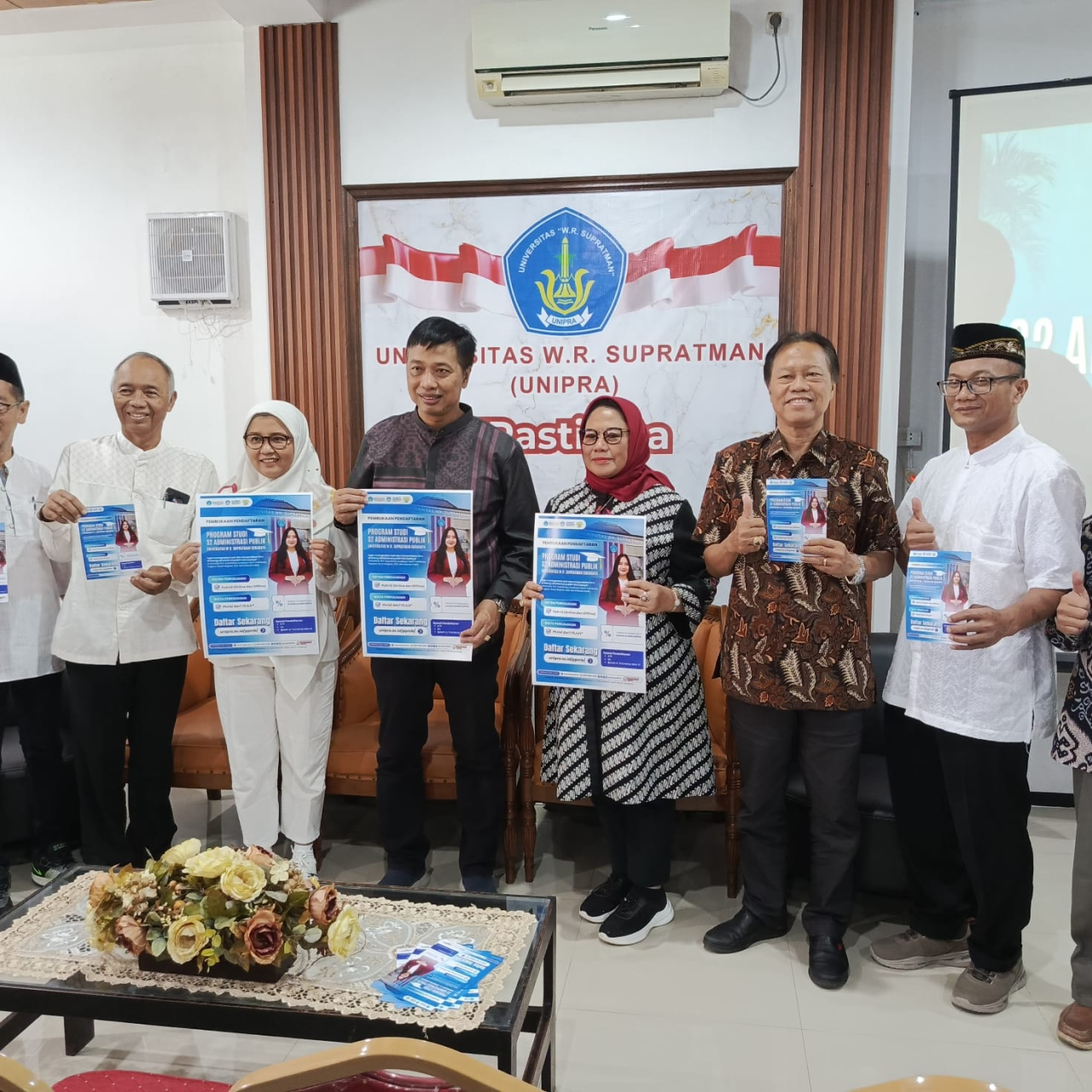 Foto bersama Dekan, Rektor dan Perkumpulan Pembangunan Pendidikan Indonesia (Perbangdin) dalam peluncuran M.AP