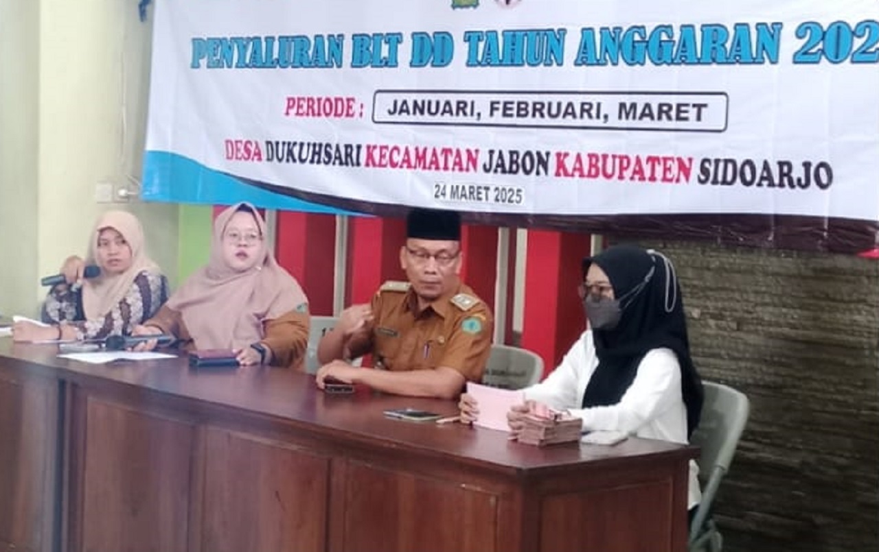 Kepala Desa Dukuhsari Ikhwan Widodo S. E Saat penyaluran BLT DD. SP/ Hikmah