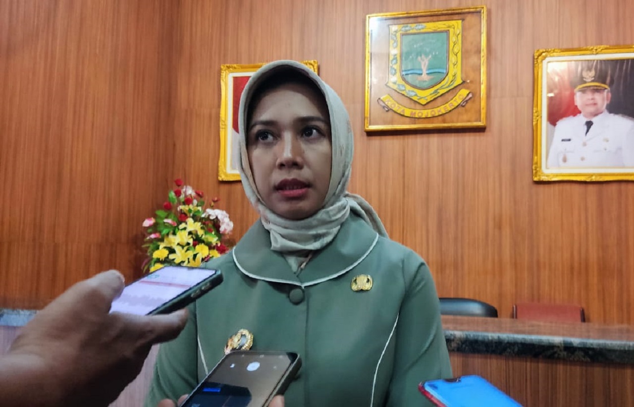 Walikota Mojokerto Ning ita saat memberi klarifikasi terkait molornya pencairan TPP ASN dan Honor GTT/PTT swasta. SP/ DWI