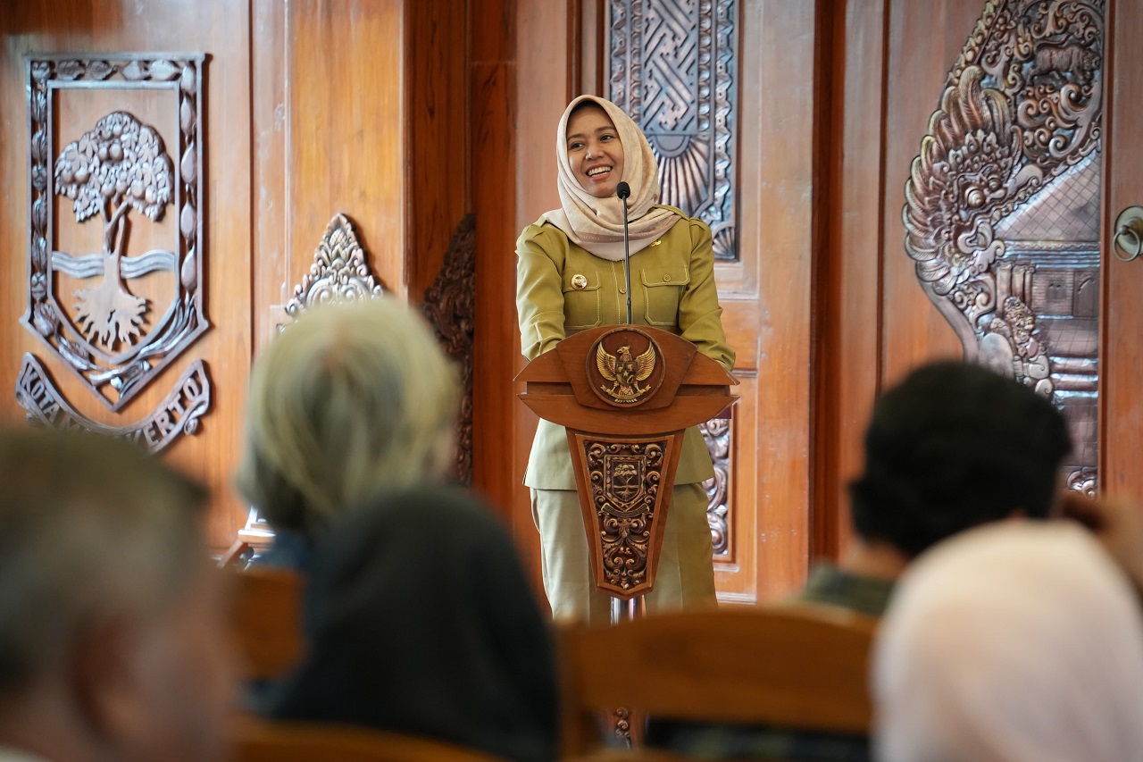 Walikota Ning ita saat membuka sosialisasi e-katalog kepada perusahaan media partner Pemkot Mojokerto. SP/ DWI