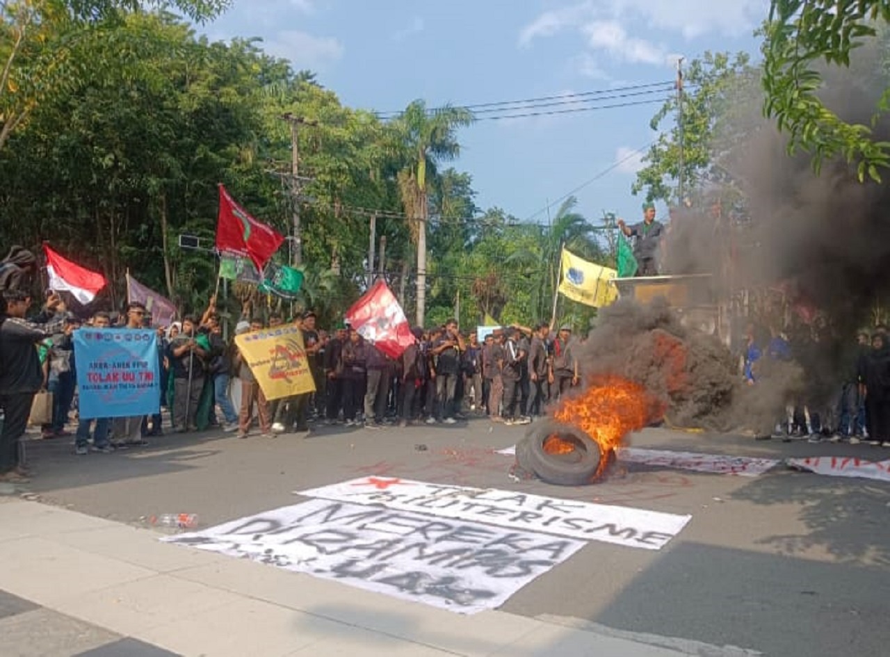 Suasana demo Tolak UU TNI di Depan Kantor DPRD Kabupaten Sidoarjo, Selasa. SP/Hikmah