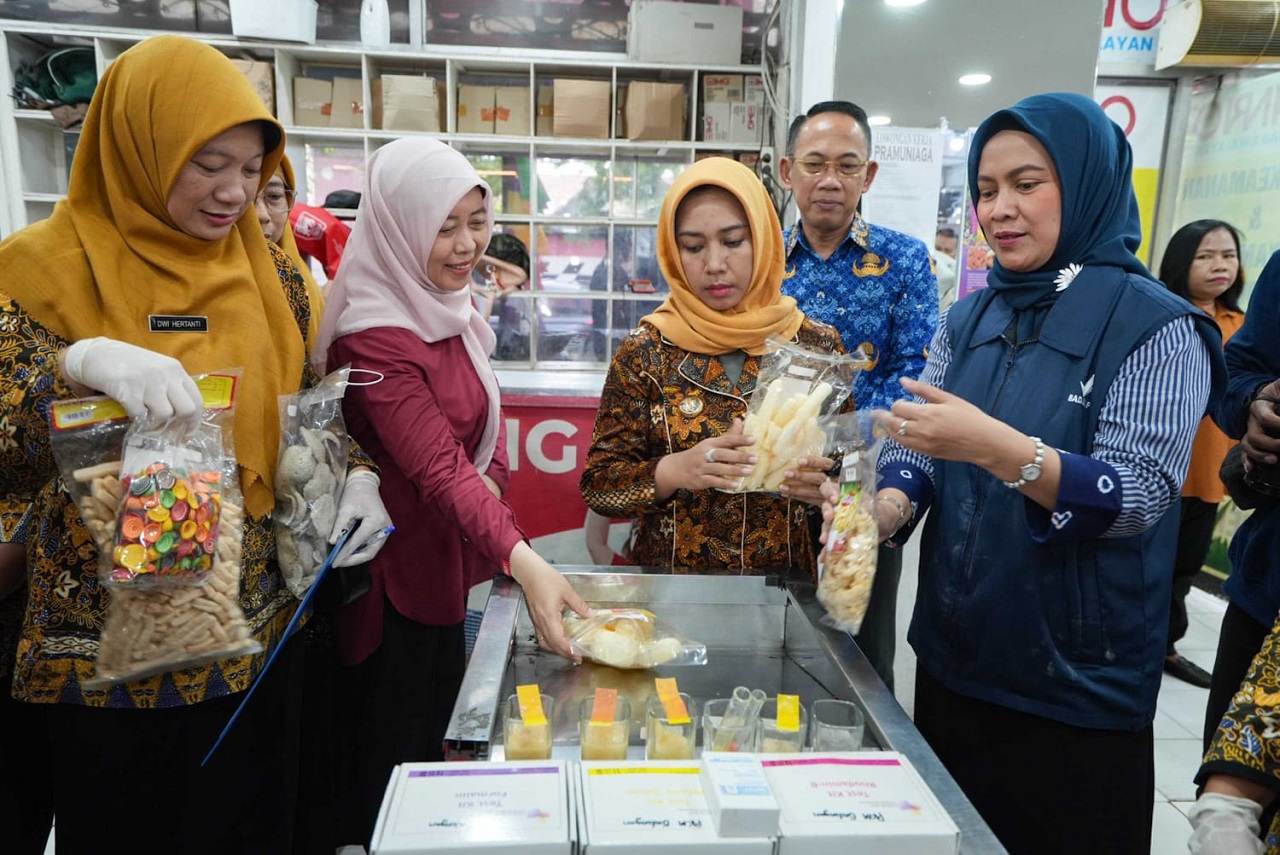 Walikota Ning Ita saat sidak mamin jelang lebaran di dua swalayan Kota Mojokerto beberapa waktu lalu. SP/ DWI