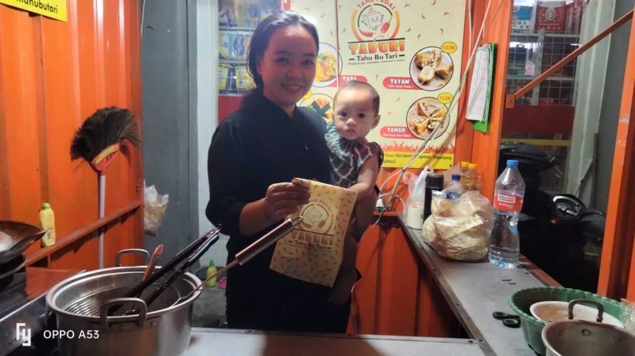Ibu Tari pengusaha sukses kuliner jajanan Tahu isi goreng "Tahu Pedas Taburi" atau TahuBuTari. SP/ HANDOKO