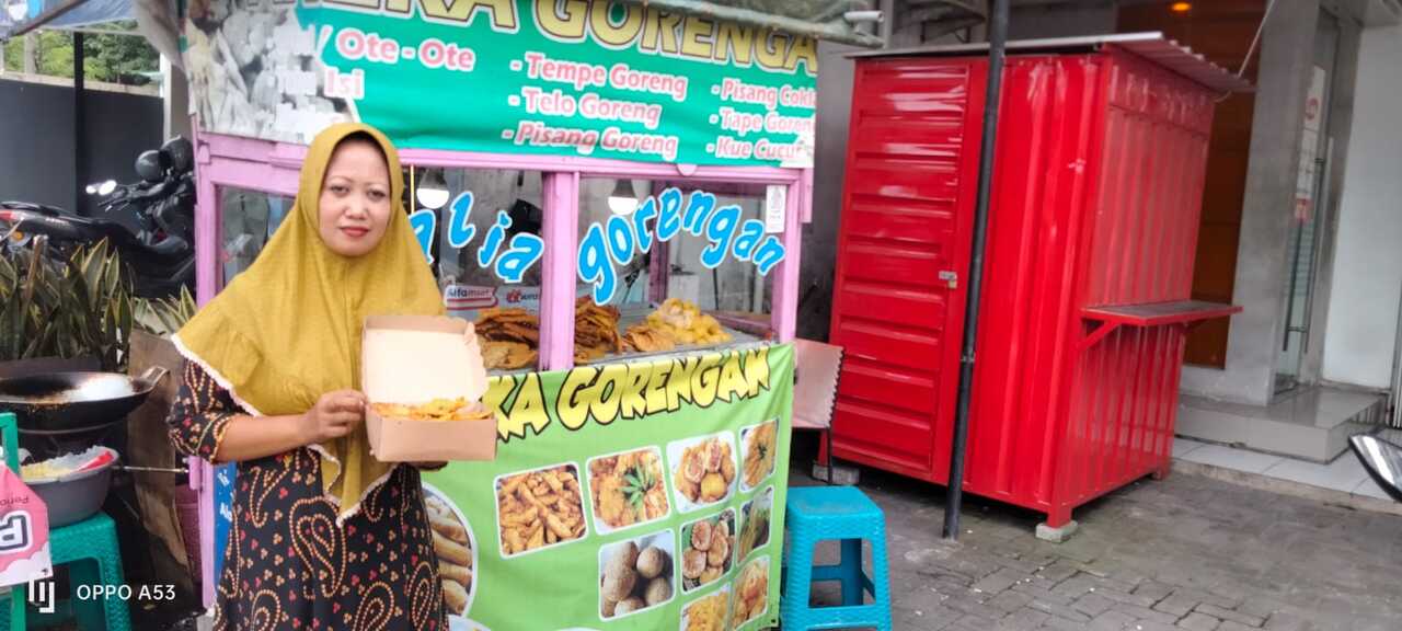 Thalia gorengan dengan andalan pisang goreng madu hingga kini sukses di Tenant Alfamart Candi. SP/ HANDOKO