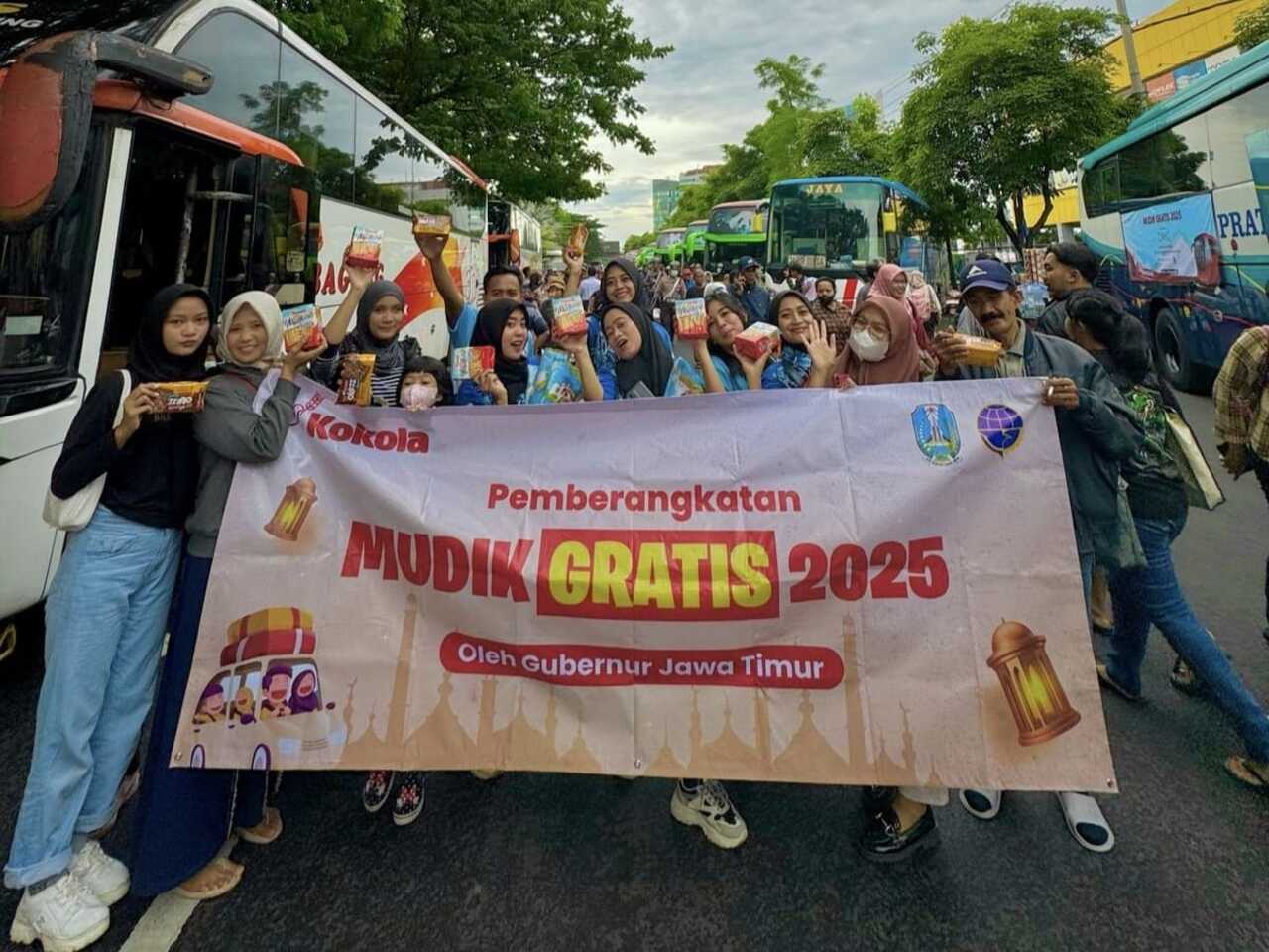 PT Mega Global Food Industry (Kokola Group) berbagi kebahagiaan dengan membagikan 10.000 biskuit halal higienis bagi para pemudik. SP/ NI