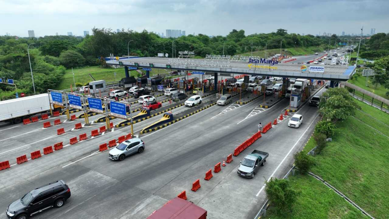 Volume kendaraan yang melintas di Gerbang Tol (GT) Warugunung mengalami peningkatan signifikan jelang Hari Raya Idul Fitri. SP/ NI