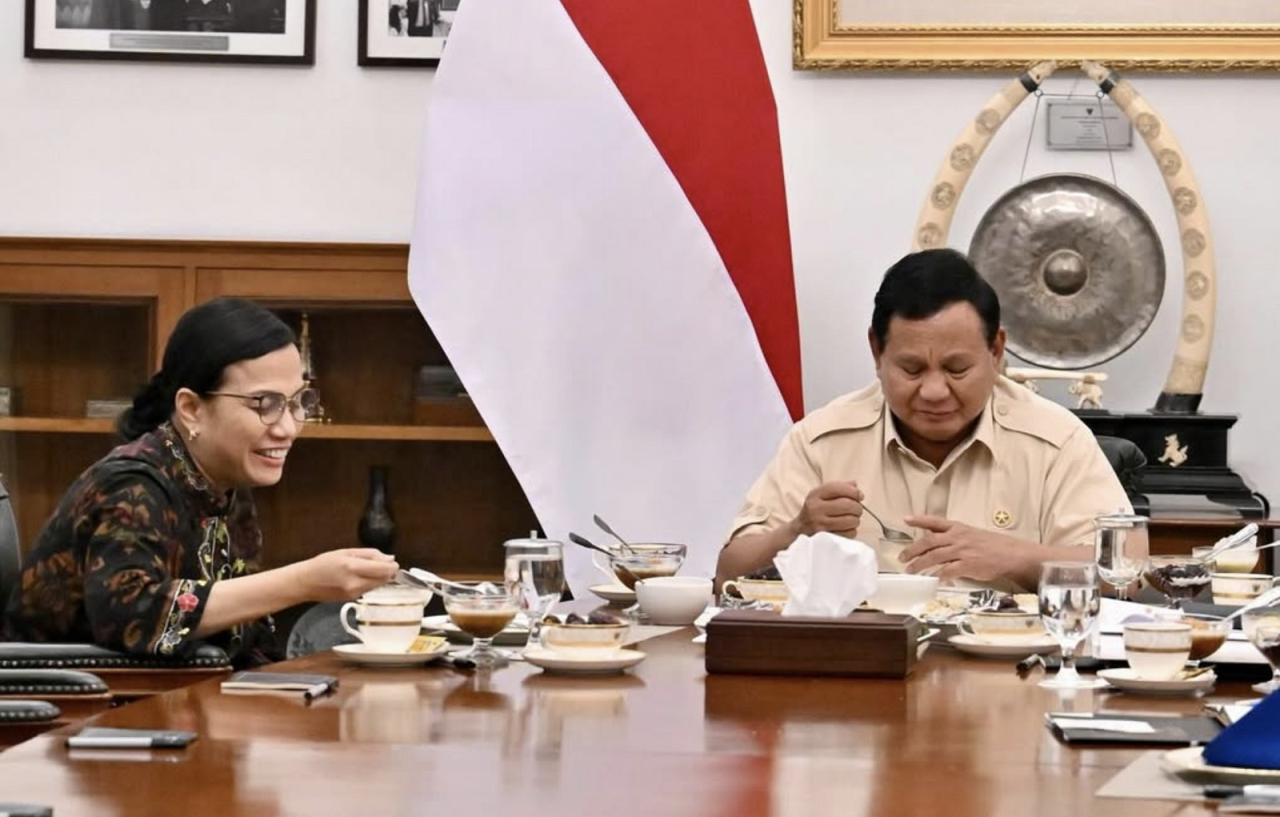 Momen Sri Mulyani, Menteri Keuangan saat bertemu dan berbuka puasa bersama dengan Presiden Prabowo Subianto, 13 Maret 2025.